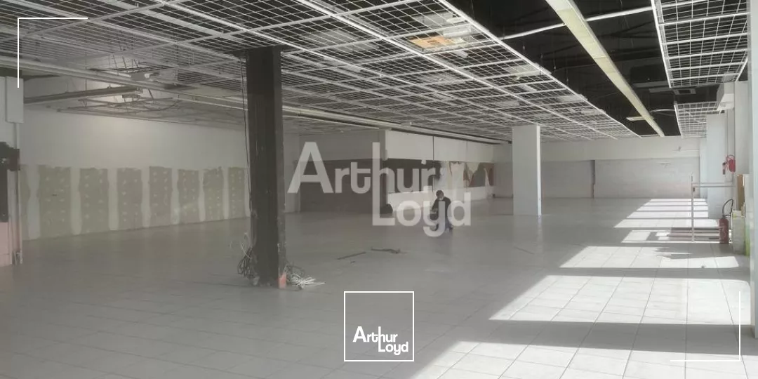 LA CHAUSSÉE SAINT VICTOR - LOCATION LOCAL D'ACTIVITÉ OU COMMERCIAL DE 584 M² - BELLE VISIBILITÉ